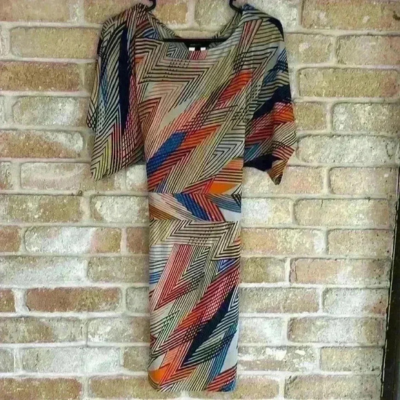 BCBGMaxAzria Dresses & Skirts - BCBG MaxAzria Multicolor Short Sleeve Dress!!